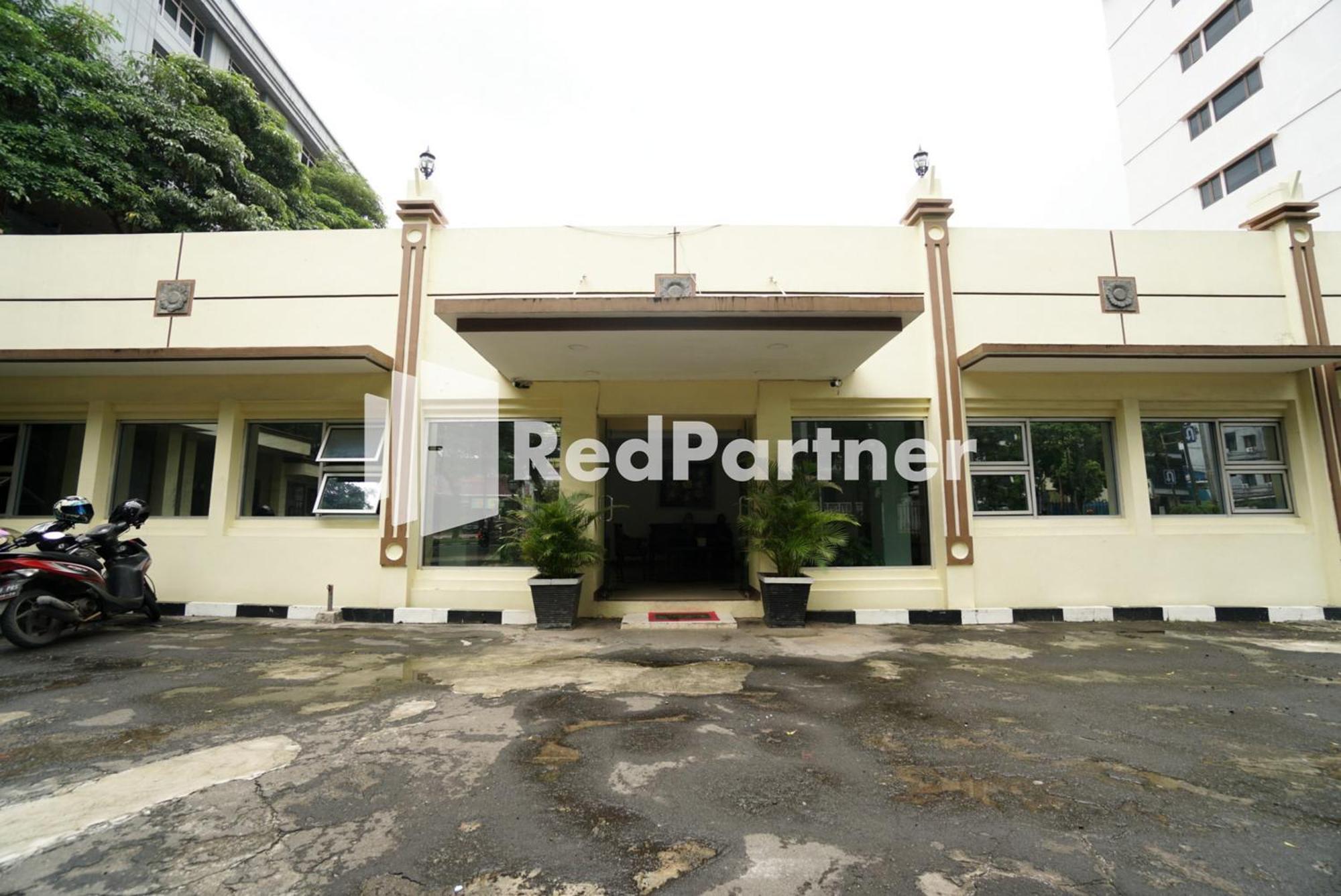 Oyo 90853 Borobudur Kemayoran Syariah Hotel