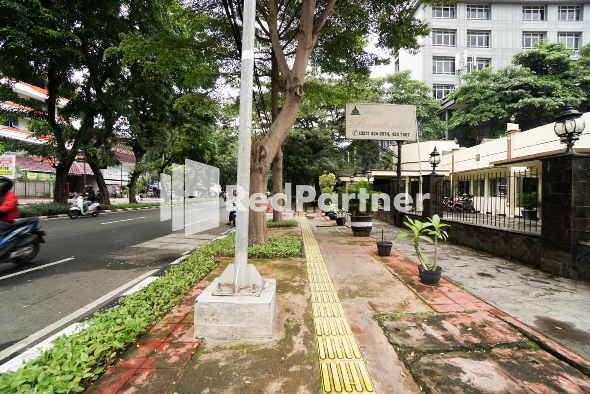 Oyo 90853 Borobudur Kemayoran Syariah